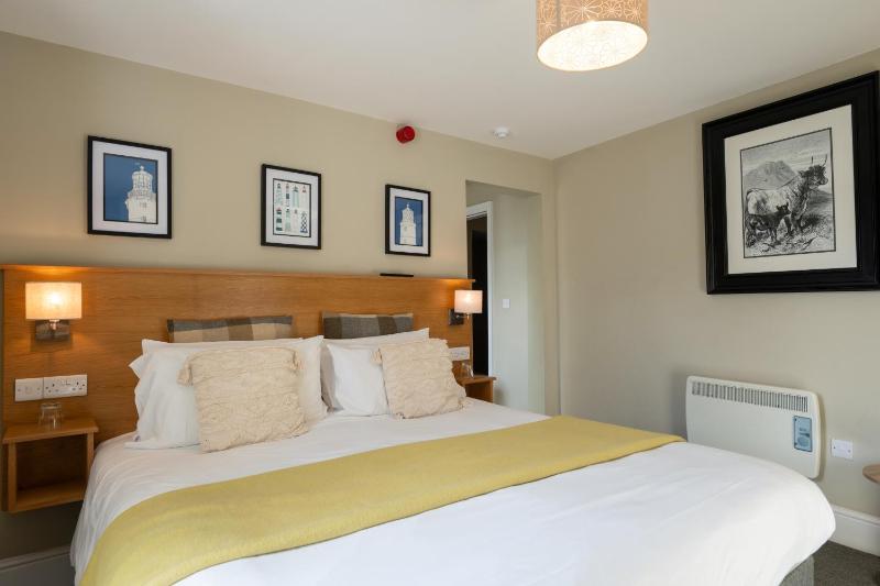 Large Double Room with Bath Tub image 4