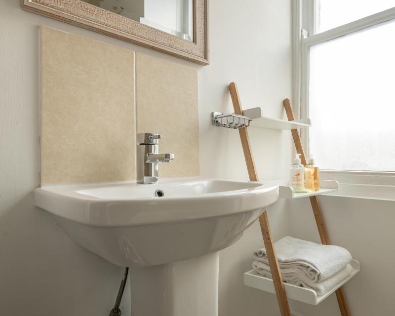 Large Double Room with Bath Tub image 1