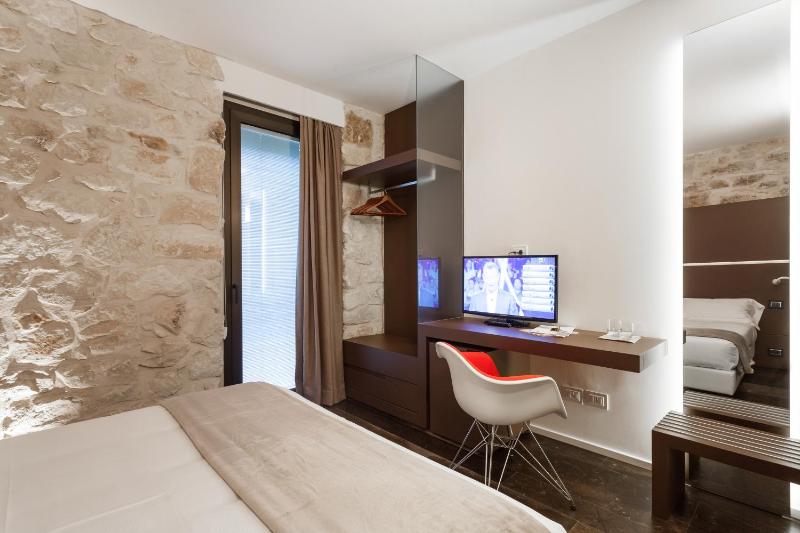 Superior Double or Twin Room with Patio image 4
