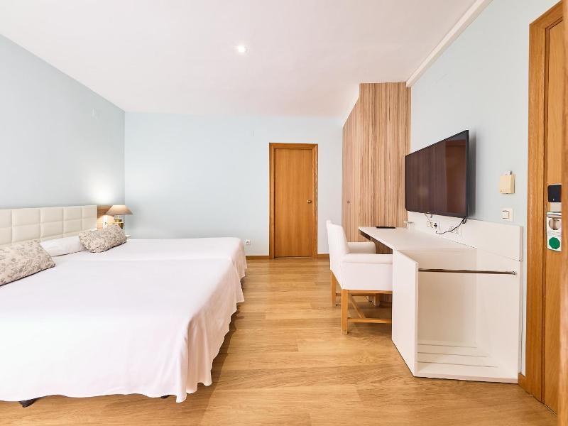 Large Twin Room image 3