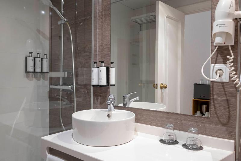 Standard Double or Twin Room image 1