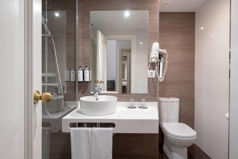 Standard Double or Twin Room image 4
