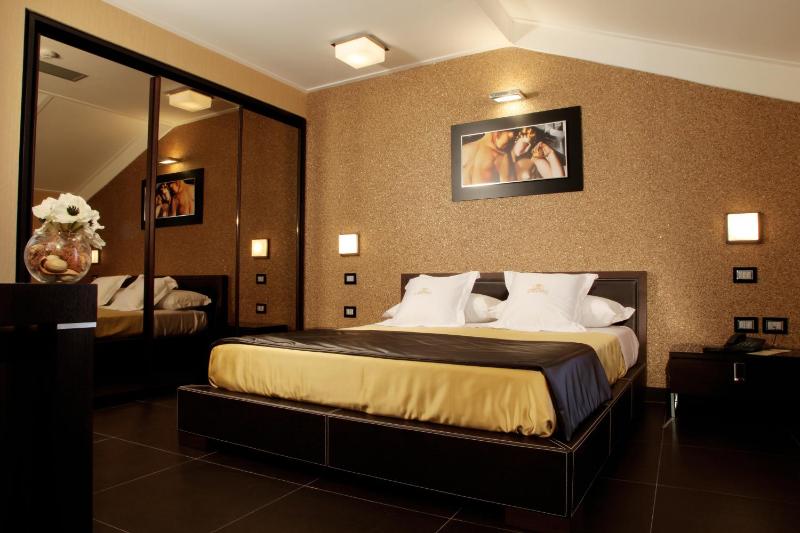 Double Room image 2