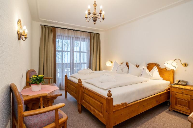 Double Room with Balcony image 4
