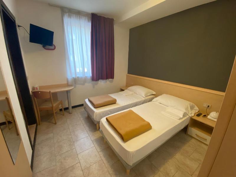 Twin Room image 1