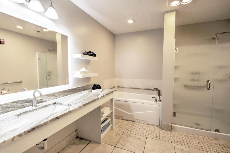 Double Room with Spa Bath image 2
