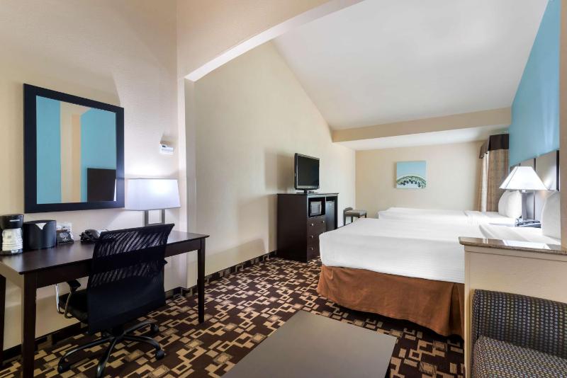Queen Room with Two Queen Beds and Sofa Bed - Non-Smoking image 2