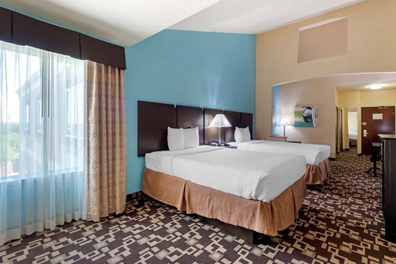 Queen Room with Two Queen Beds and Sofa Bed - Non-Smoking image 3