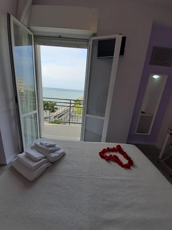 Double Room with Balcony and Sea View image 2