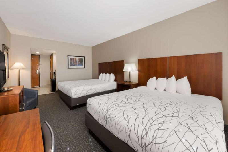 Queen Room with Two Queen Beds and Bath Tub - Disability Access image 3