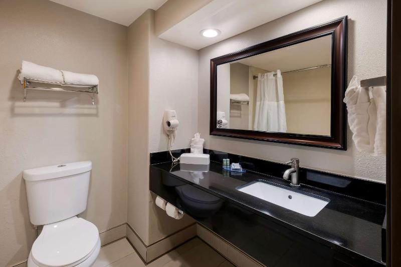 Queen Room with Two Queen Beds - Non-Smoking image 3