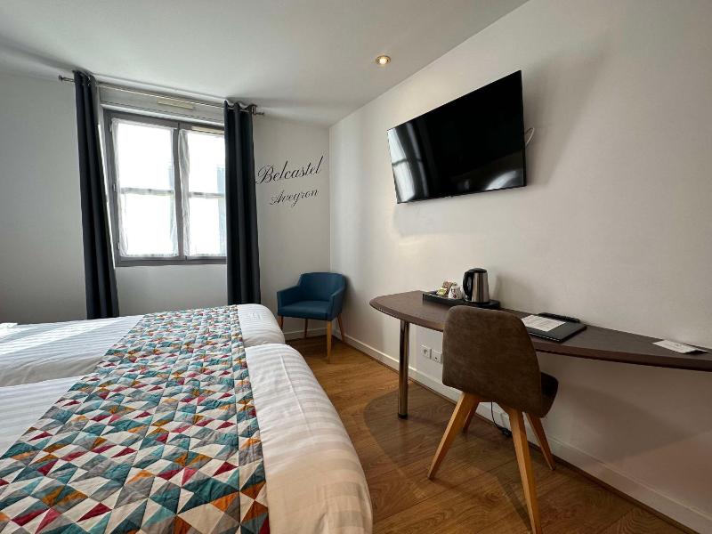 Standard Queen Room with Queen Bed image 4