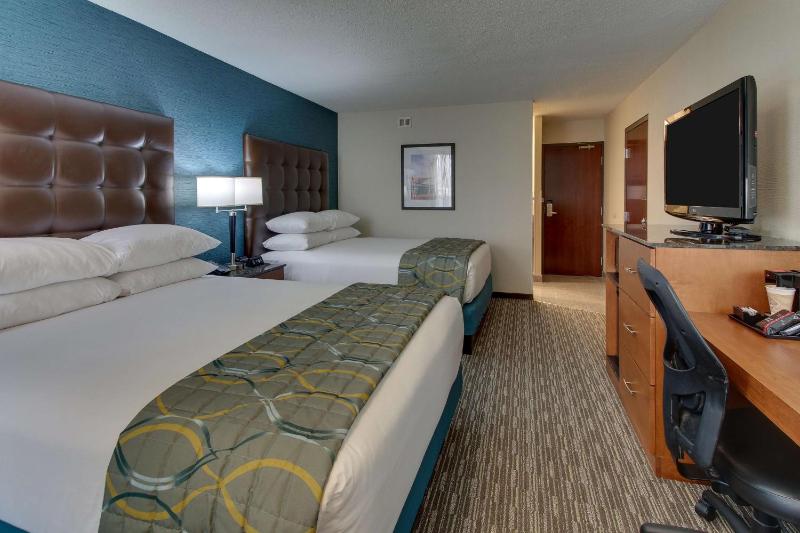 Deluxe Queen Room with Two Queen Beds image 4