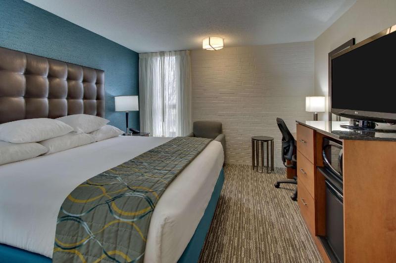 Deluxe King Room - Accessible, Tub image 1