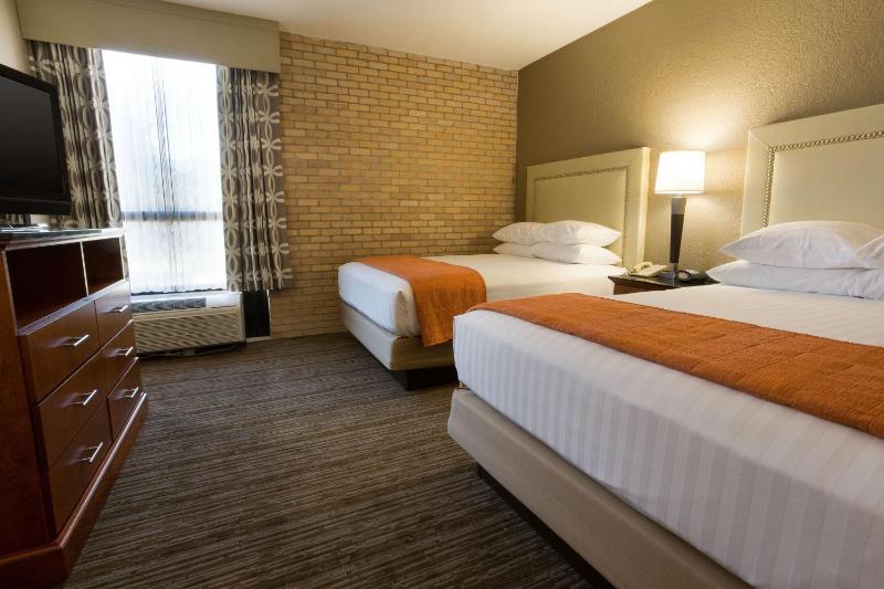 Queen Suite with Two Queen Beds image 3