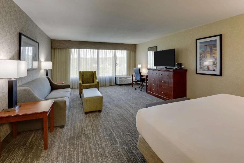Deluxe King Room with Sofa Bed image 3