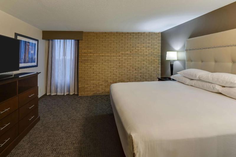 Superior King Suite with Sofa Bed - High Floor image 3