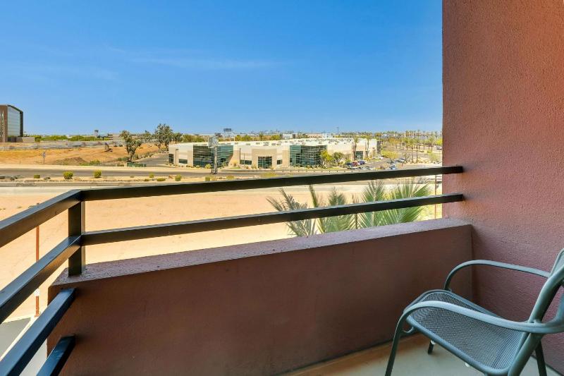 Deluxe King Room with Terrace View - Non-Smoking image 3