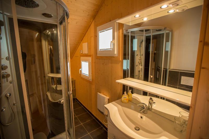 Superior Chalet 43 with Whirlpool bathtub image 3