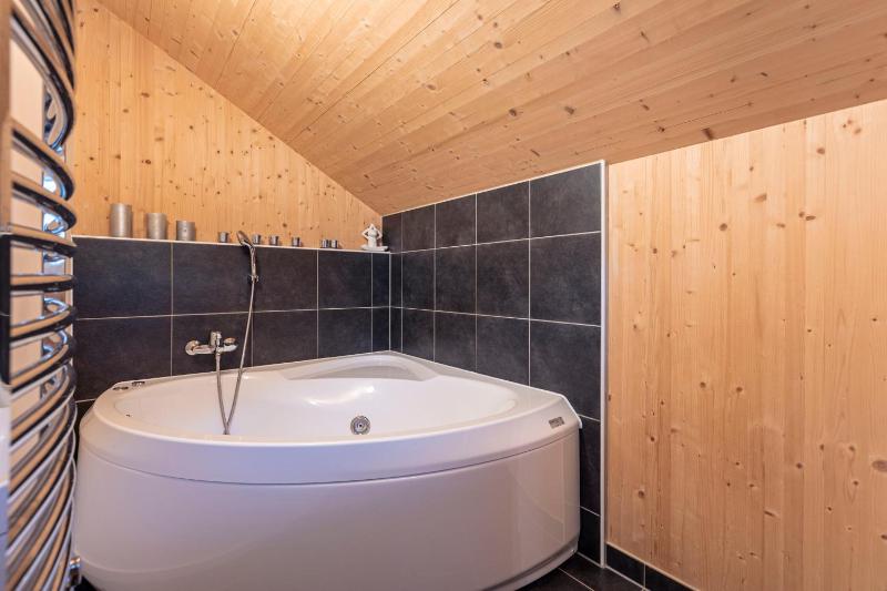 Superior Chalet 43 with Whirlpool bathtub image 2