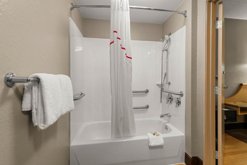 Superior King Room Disability Access Smoke Free image 2