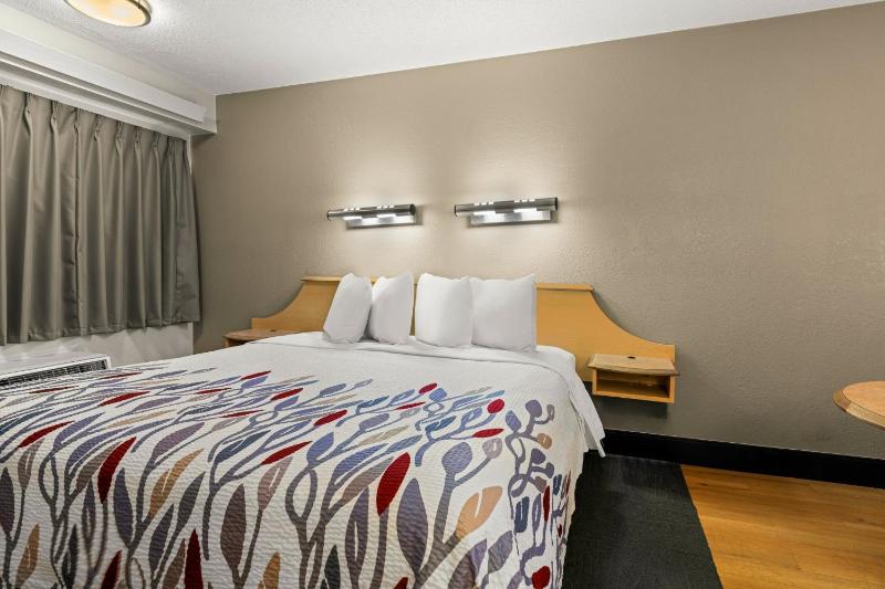 Superior King Room Smoke Free image 4