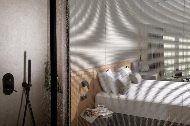 Superior Double or Twin Room with Side Sea View image 4