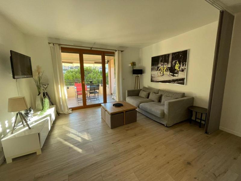 One-Bedroom Apartment image 4