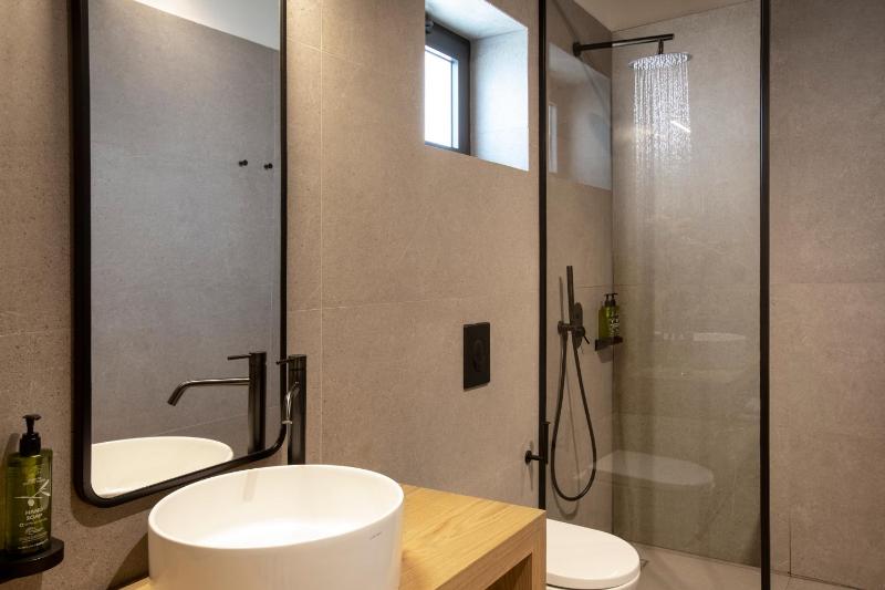 Superior Double or Twin Room with Side Sea View image 3