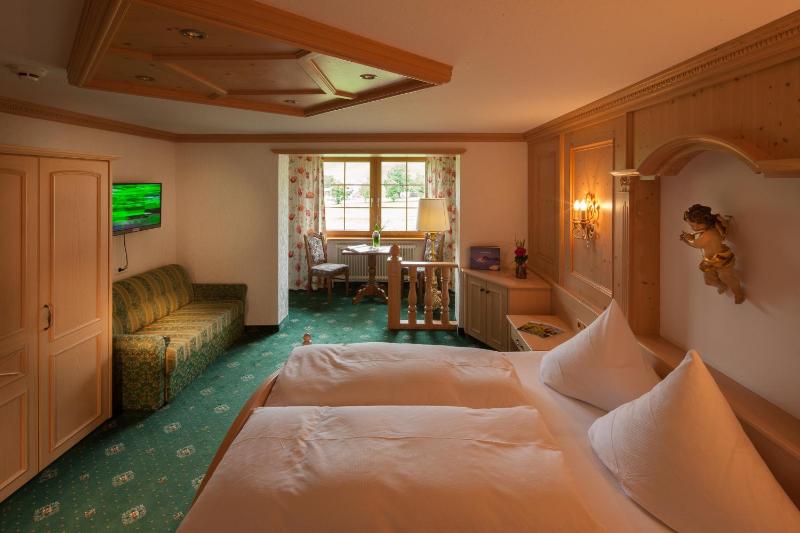 Double Room with Balcony image 4