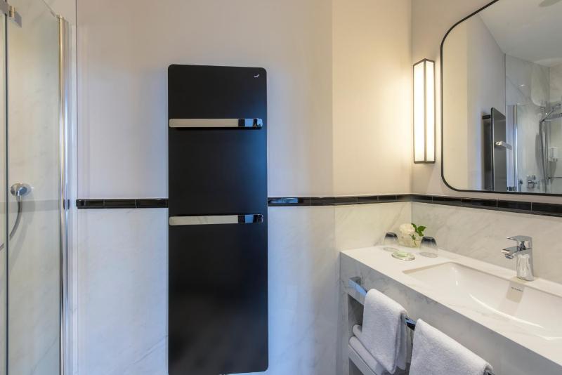 Deluxe Double Room with Balcony image 3