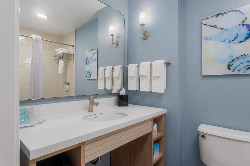 Twin Room - Non-Smoking image 2