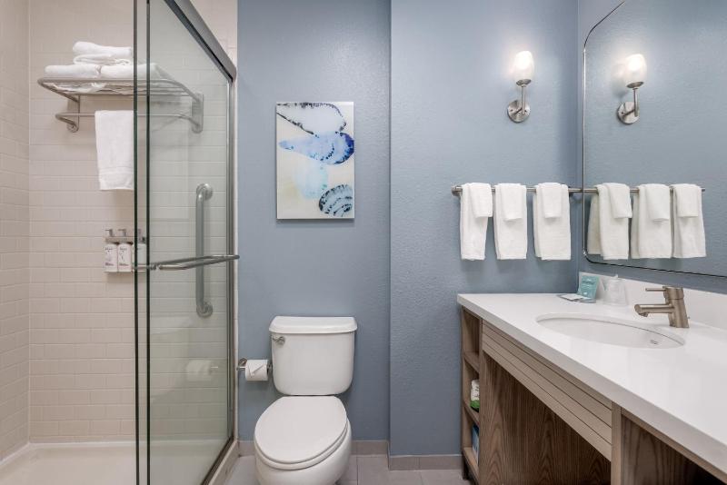 Standard King Room with Bay View  image 2