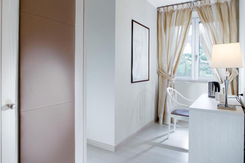 Double Room with Sea View image 2