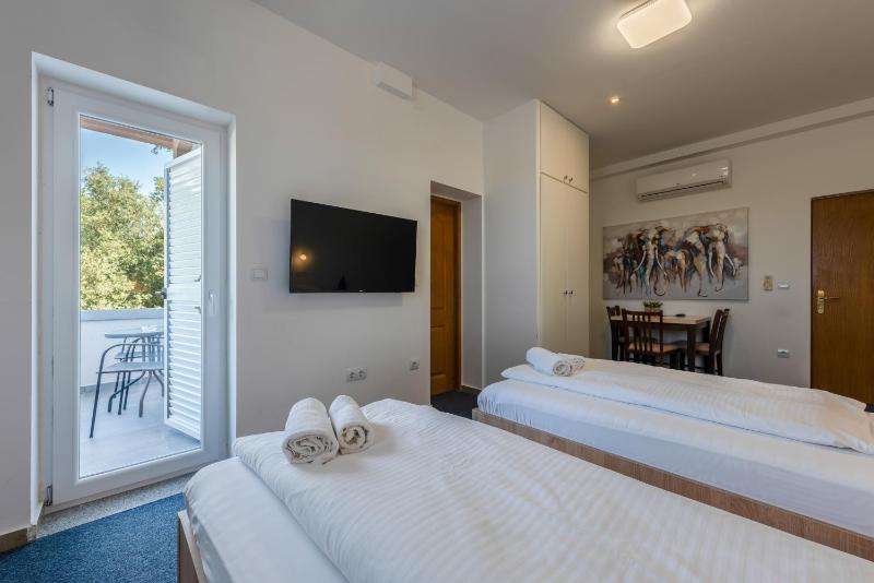 Standard Studio with Balcony image 4