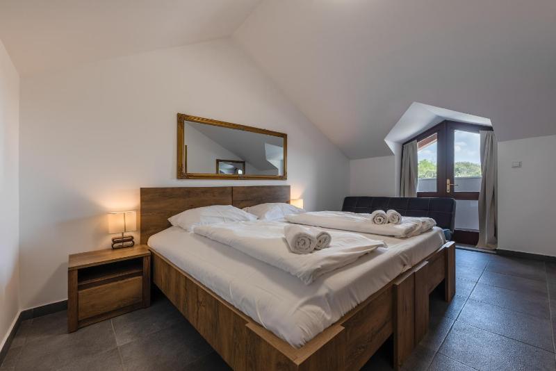 Comfort One-Bedroom Apartment with Balcony and Sea VIew image 1