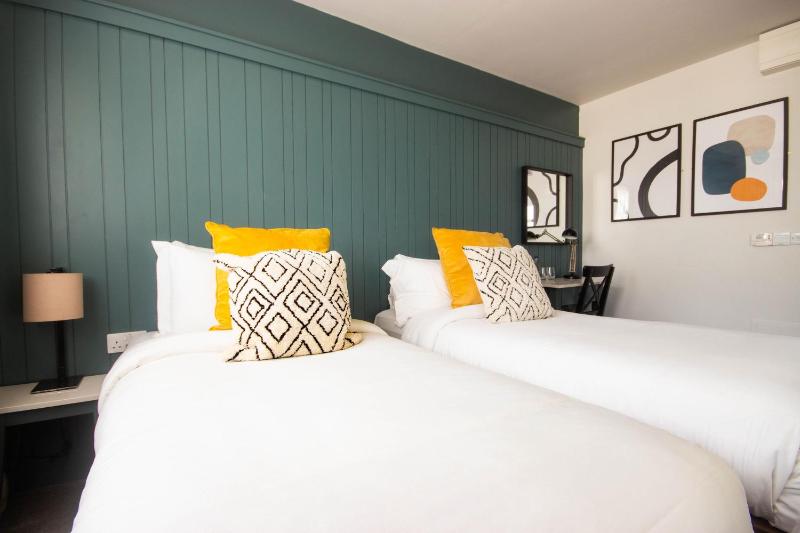 Twin Room image 2