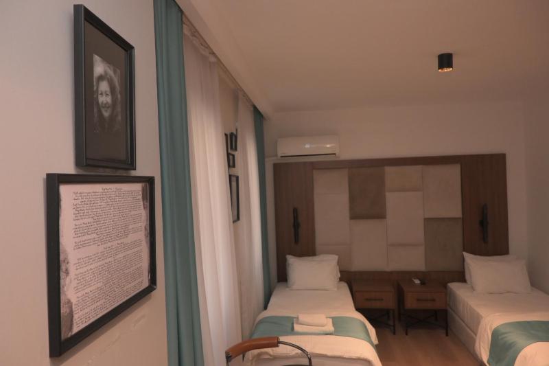 Standard Twin Room image 4
