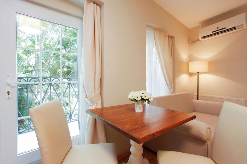 Deluxe Suite with Balcony image 2