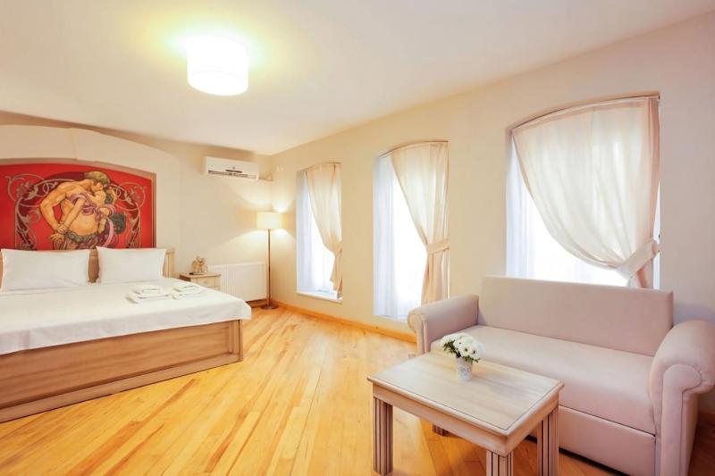 Deluxe Suite with Balcony image 4