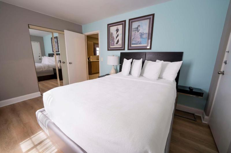 Queen Suite with Two Queen Beds - Non Smoking image 1