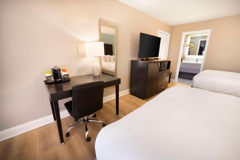 Queen Room with Two Queen Beds - Non Smoking image 4