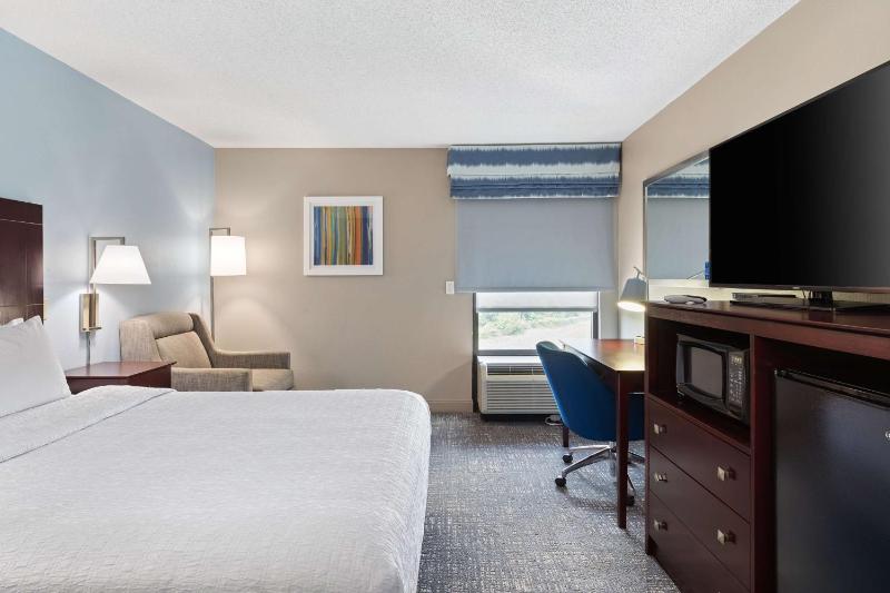 Queen Room with Mobility Access/Non-Smoking image 1