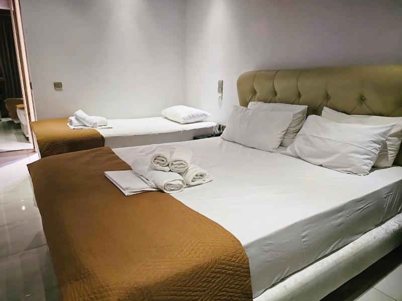 Standard Quadruple Room image 3