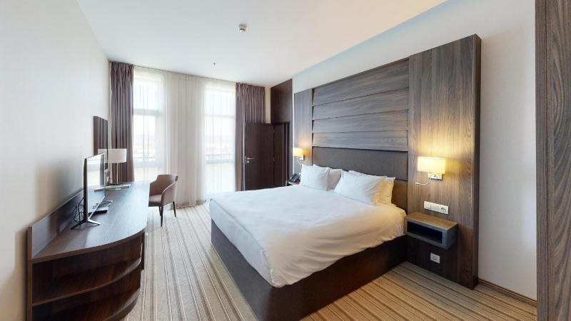 Business Suite with Complimentary Water, Free WiFi, Free Tea and Coffee Equipment image 4