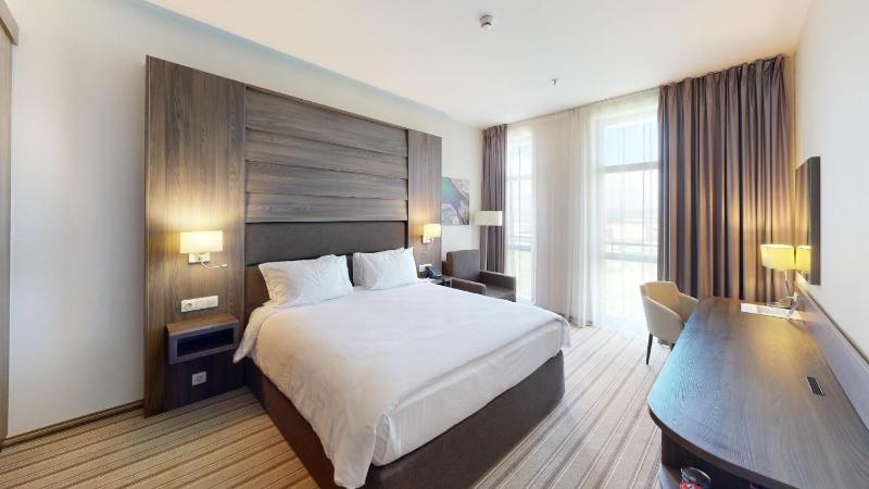 Deluxe Queen Room with Complimentary Water, Free WiFi, Free Tea and Coffee Equipment image 3