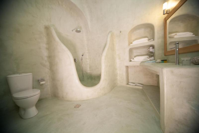 Superior Suite with Caldera View image 3