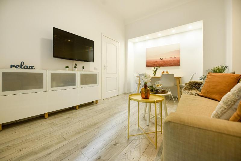Ideal Home - Spacious & Modern Accommodation near Unirii Square - image 15