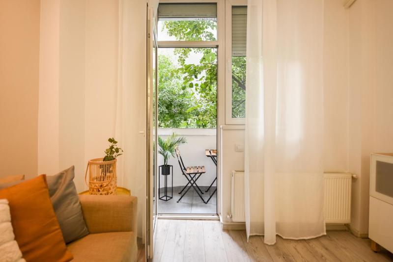 Ideal Home - Spacious & Modern Accommodation near Unirii Square - image 2