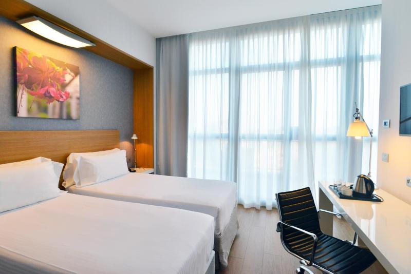 Deluxe Twin Room image 4